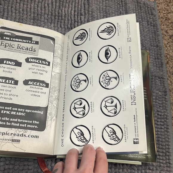 Insurgent by Veronica Roth Collector’s Edition Hardcover book - Picture 7 of 12